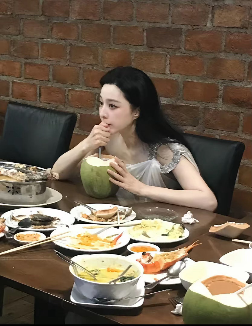 她的脸真的一点不垮，而且也不肿，一直很皮贴骨 