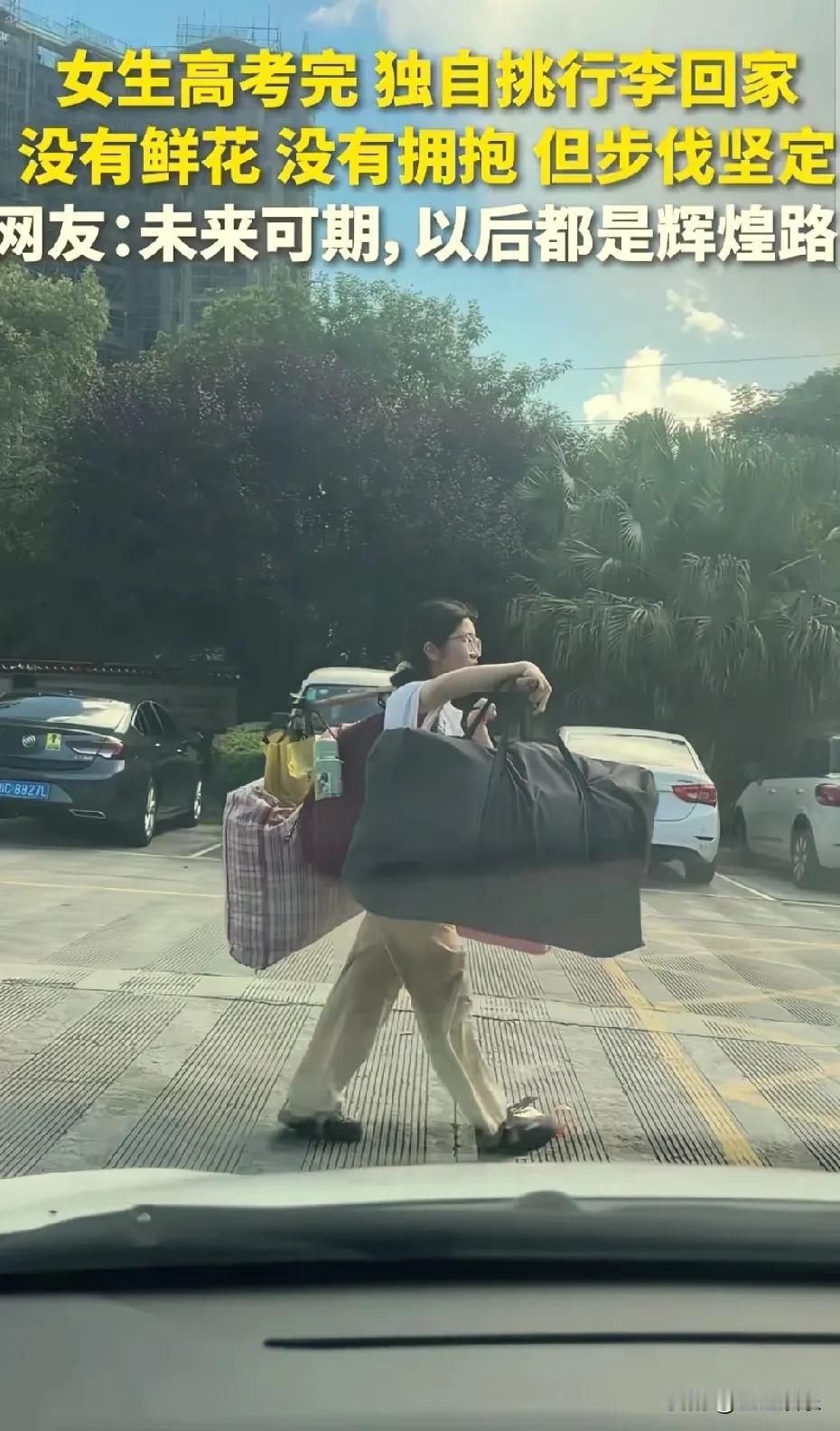 当学校门口站着穿旗袍的妈妈，拿鲜花的爸爸，迎接着每一个走出考场的孩子时，这个女孩