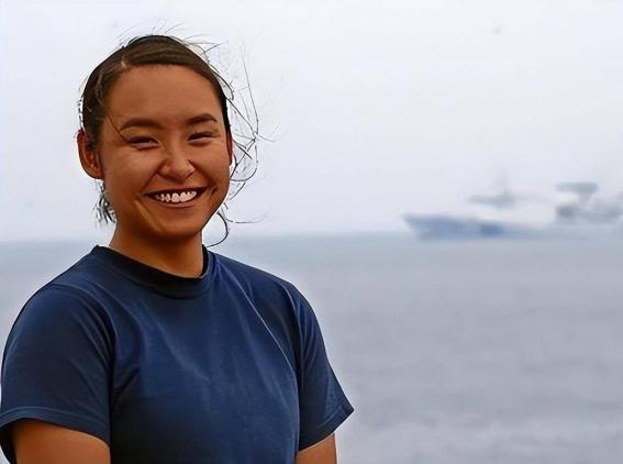 当年在美舰上警告中国海军的华人女兵郑浩儿，本以为能凭此换来绿卡和军功章，可她后来