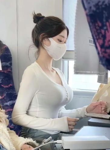 假如一个女孩子，每天每时每刻都戴着口罩，你会怎么看？

我的回答是：我会远离她！