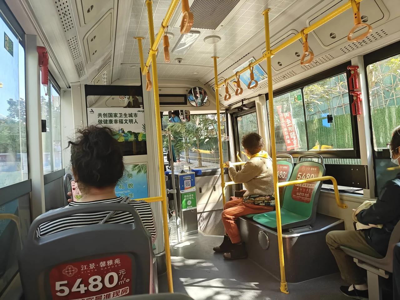 我今天下午坐公交车晃荡大半天，去的时候坐8线，又在第一中学倒2线公交车。
​2线