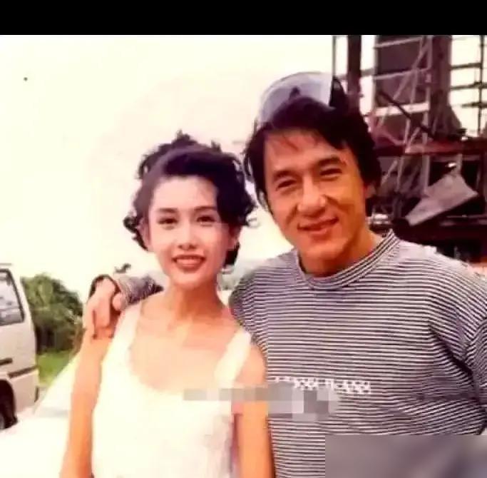 王晶刚出公司，就被四个人按在地上暴打，嘴角淌血。你猜怎么着？就因为他在赌神2里，