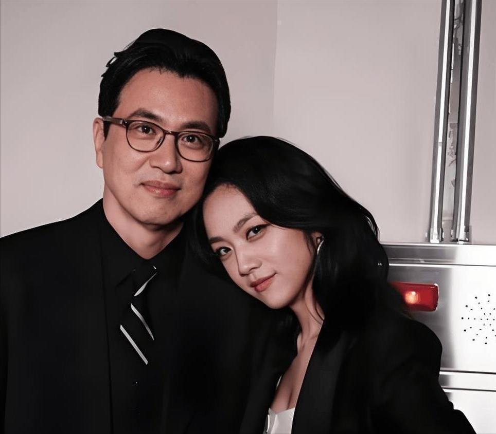 4月27日，46岁影后汤唯出席活动孕肚明显，疑似怀二胎！与韩国导演金泰勇结婚12