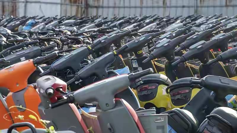 真的不能理解，电动车后座为什么要带个人呢？难道不考虑自己的安全和家人的安全吗？