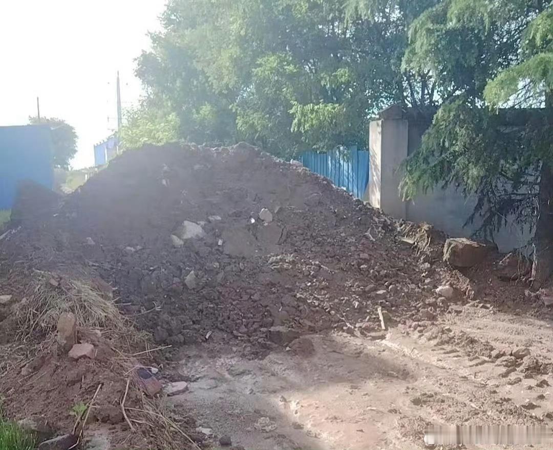 三秦二三事【宝鸡一农田通道遭土方封堵：村民担忧农机通行受阻耽误夏收，村委会及镇政