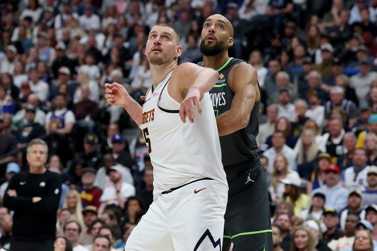 竟然成功比肩了拉塞尔、张伯伦、约翰逊这几名NBA巨星！能够达成这项成就的球员不是