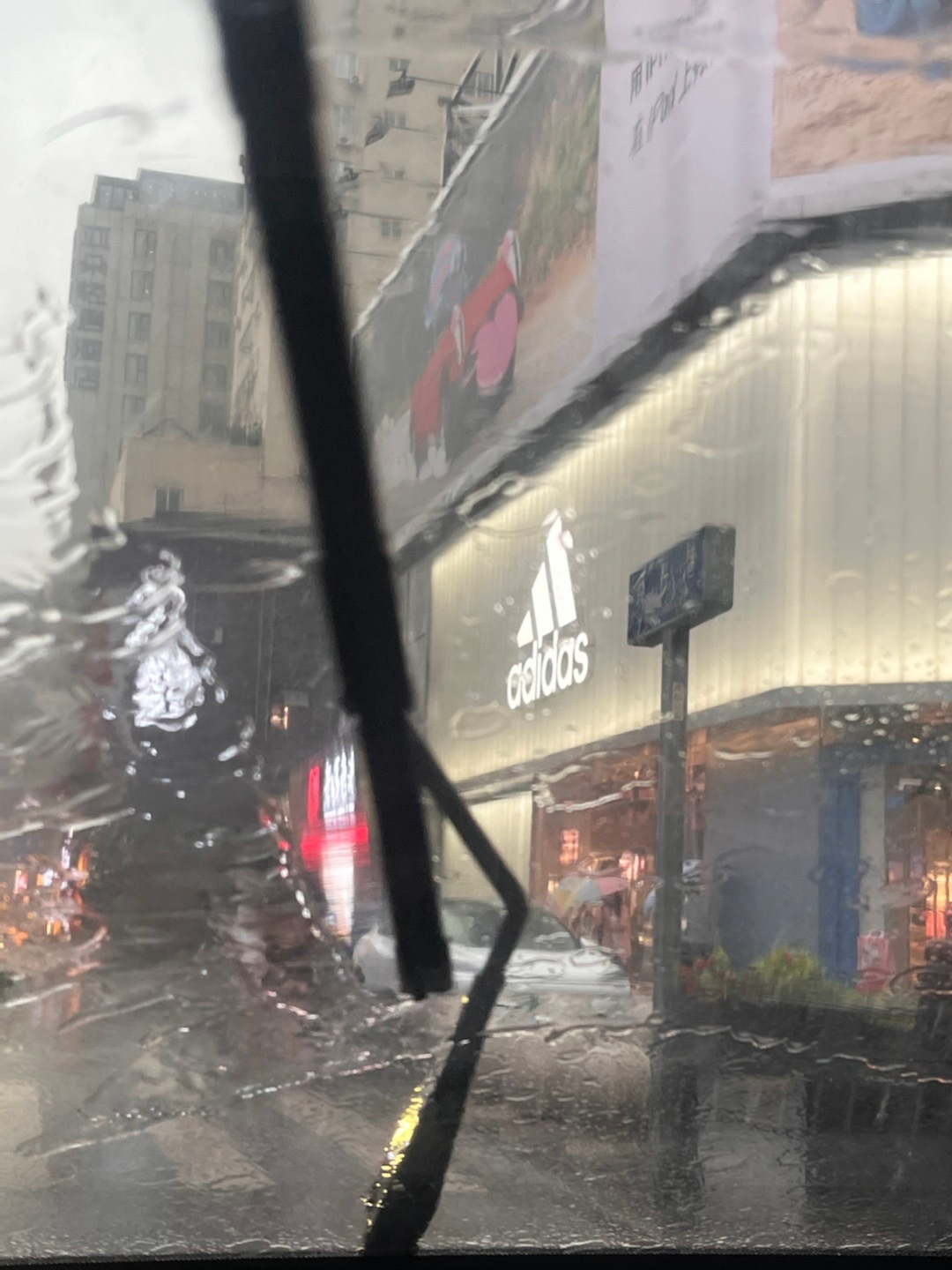 成都大雨，詹密淋雨里了[二哈]詹姆斯中国行  ​​​