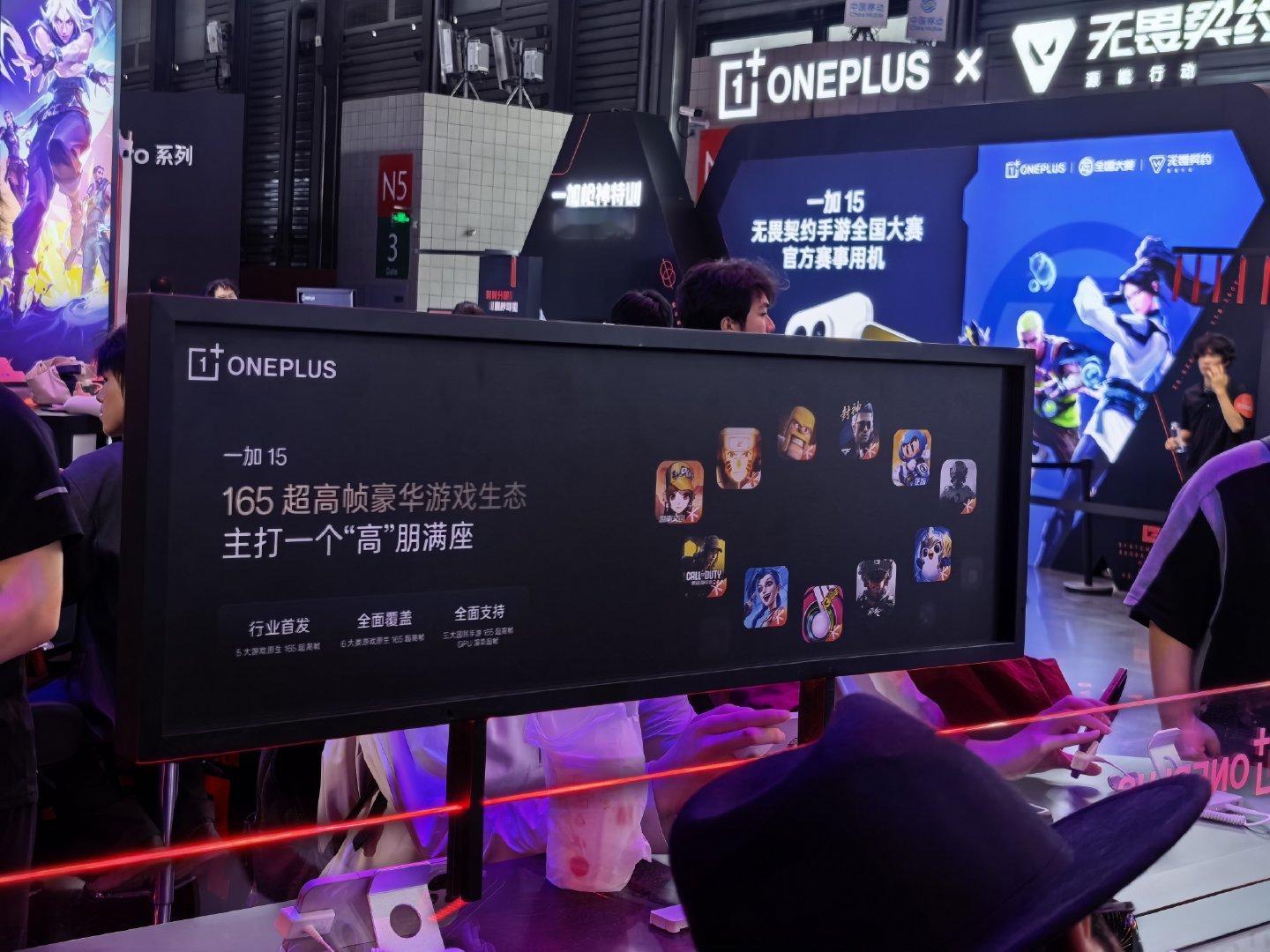 逛ChinaJoy，N5骁龙馆真的有意思。一加和红魔的展台正对着，然后就有两边的