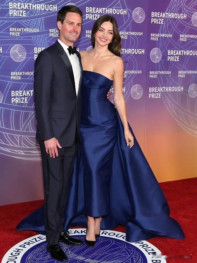 第12届突破奖颁奖典礼现场，米兰达·可儿与丈夫埃文·斯皮格尔携手亮相，状态惊艳。