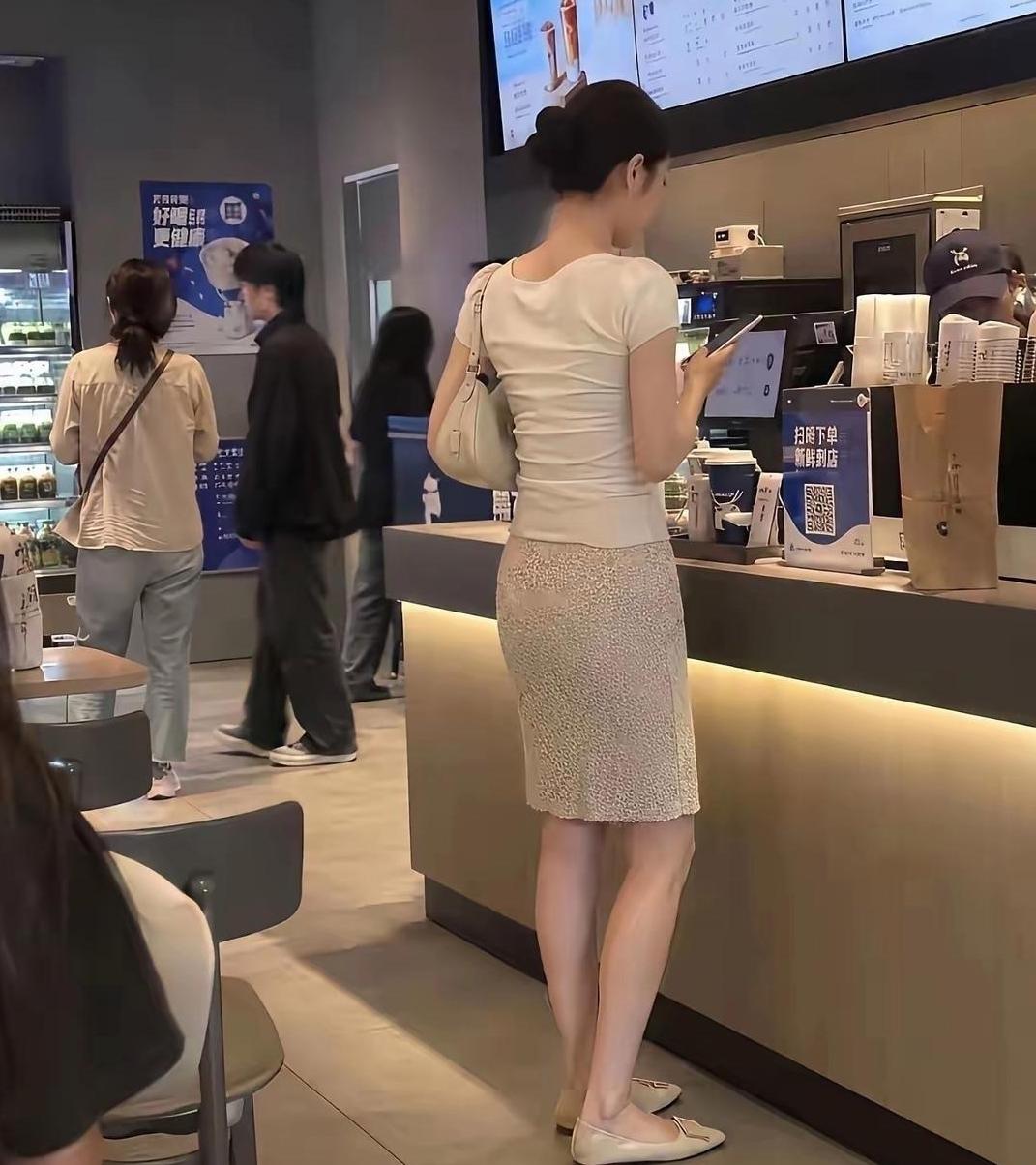 你发现了吗？爱穿平底鞋的女生，自带一种高级感！
 
图里这位小姐姐一身简约穿搭，