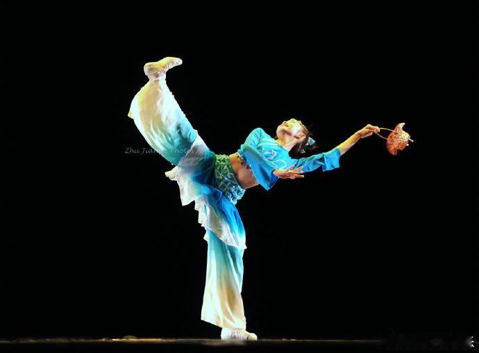 刘浩存北舞附中时期参赛照 2012年，参加北舞附中“小荷杯”比赛，一身蓝衣青涩又