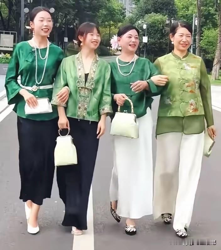 四人是两对母女，你能看出来谁跟谁是母女吗