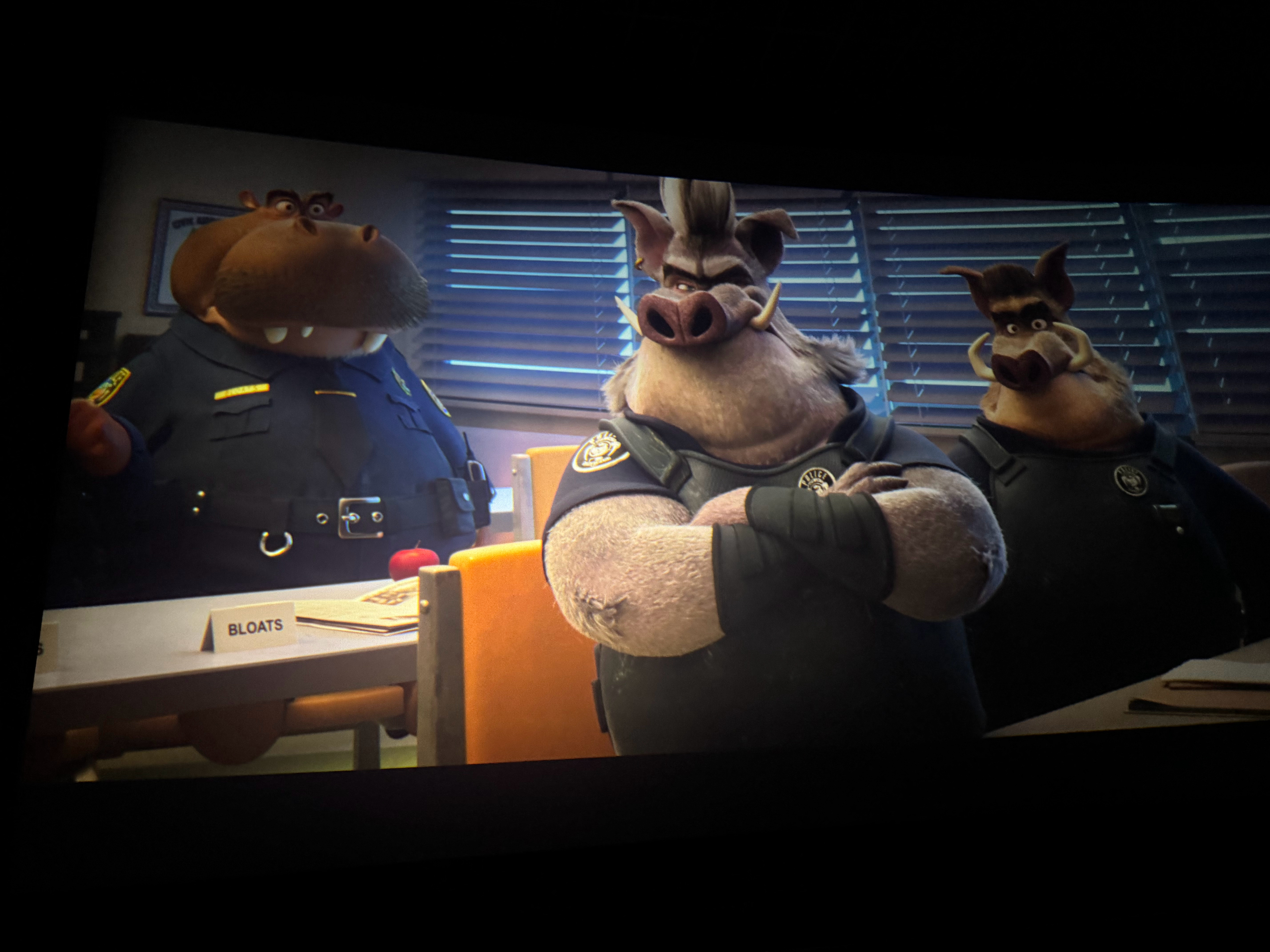 现在看电影都要看两遍、两个女儿大了有自己想法了。小女儿要看国语的、大女儿要看英文