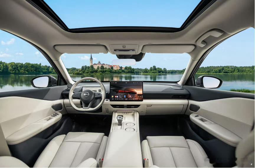 燃油智能第一车 东风日产正式发布了新天籁的座舱，将使用15.6英寸大屏运行鸿蒙座