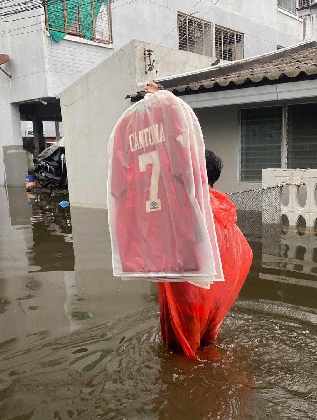 Save the King!洪水中的曼联球迷举起的是信仰 