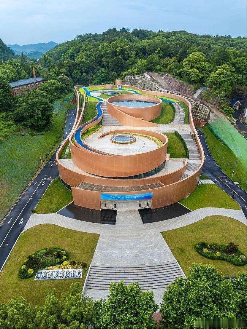 吃吃吃就是小胖子的日常 小胖子吃吃吃之丽水站喝喝红茶、逛逛摄影馆好惬意哈哈哈哈老