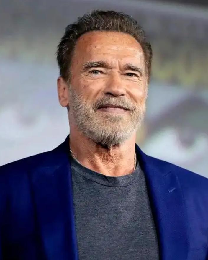 1996年的一天，施瓦辛格在家中休息无事，恰巧看到35岁的200斤女佣正打扫卫生