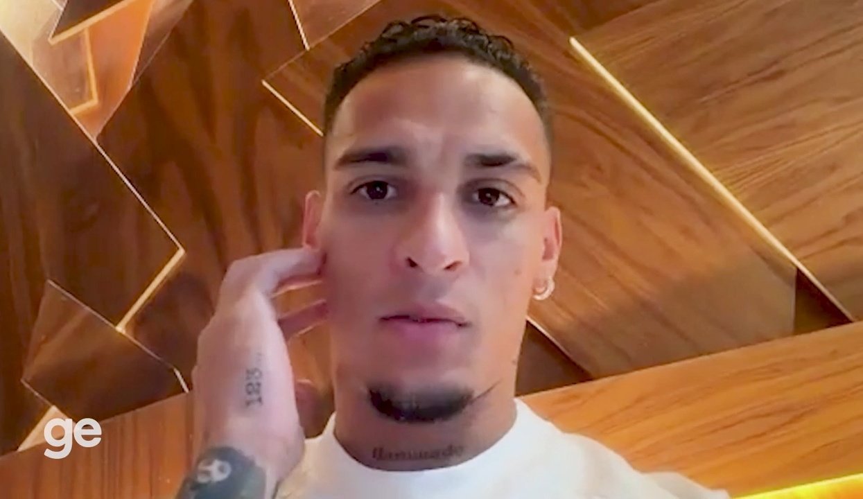 安东尼透露，在夏季转会窗口关闭前的最后几个小时，孔帕尼亲自打电话给他，说服他转会