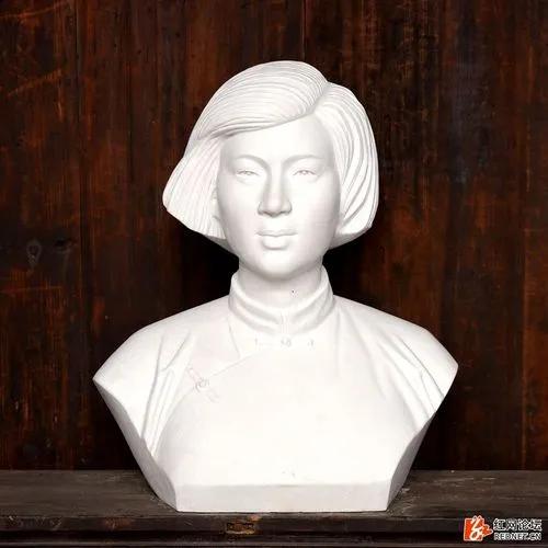 1934年，一浑身是血的女战士被敌人带到了南京雨花台刑场。临刑前，刽子手让女战士