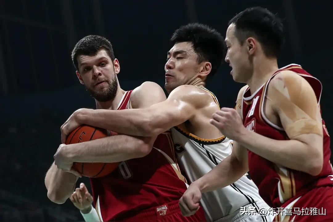辽宁队试训拉科塞维奇也是无奈之举。
要知道莫兰德在辽宁队打球闹情绪的时候越来越多