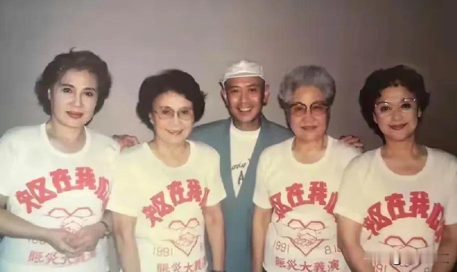 站在4位艺术家身后，香港巨星成小粉丝

这位男士是七、八十年代香港歌坛的天皇巨星