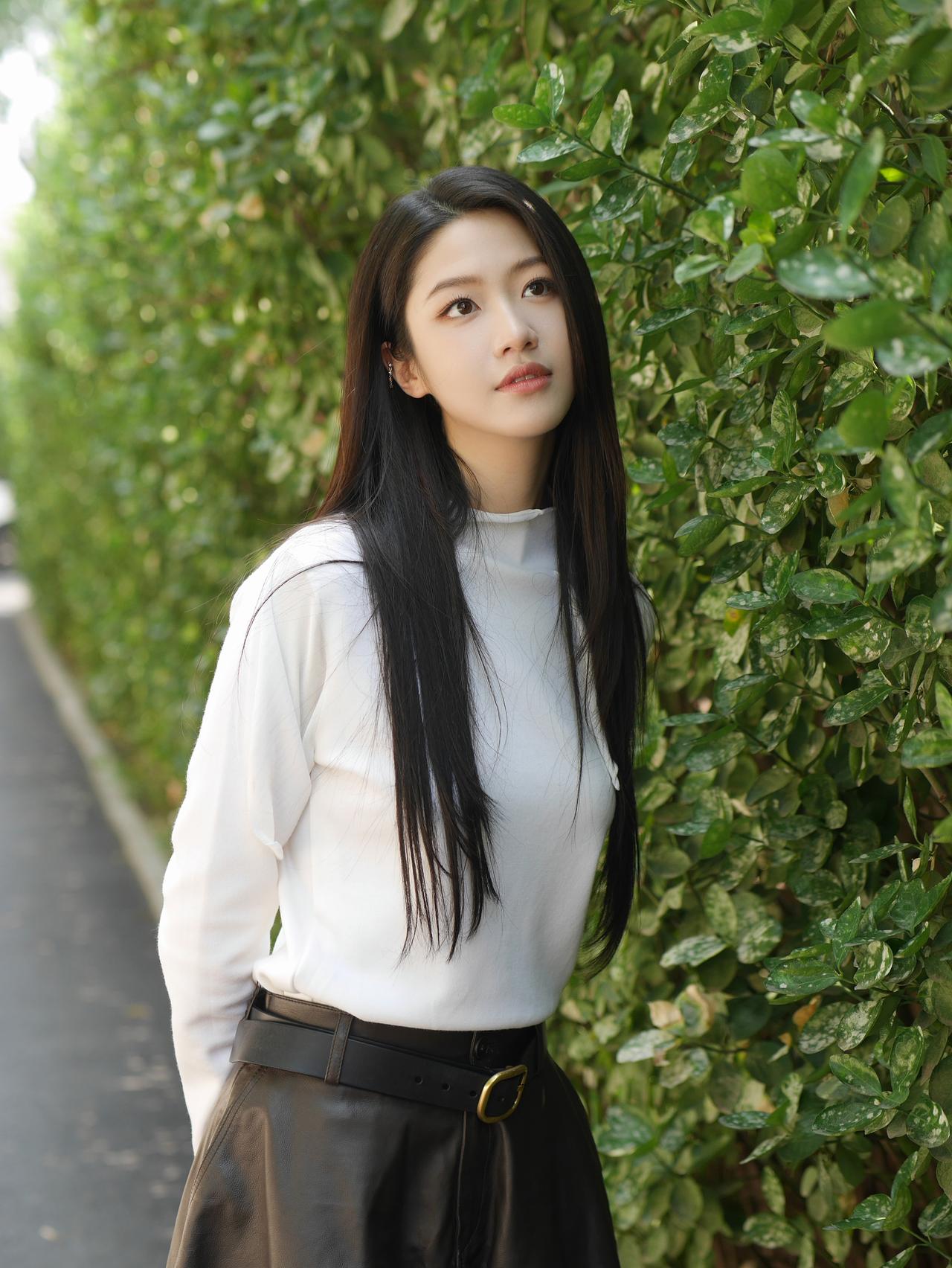 越简单越高级！向涵之这身黑白配穿搭公式，普通女孩也能轻松抄作业。

✔️上紧下松