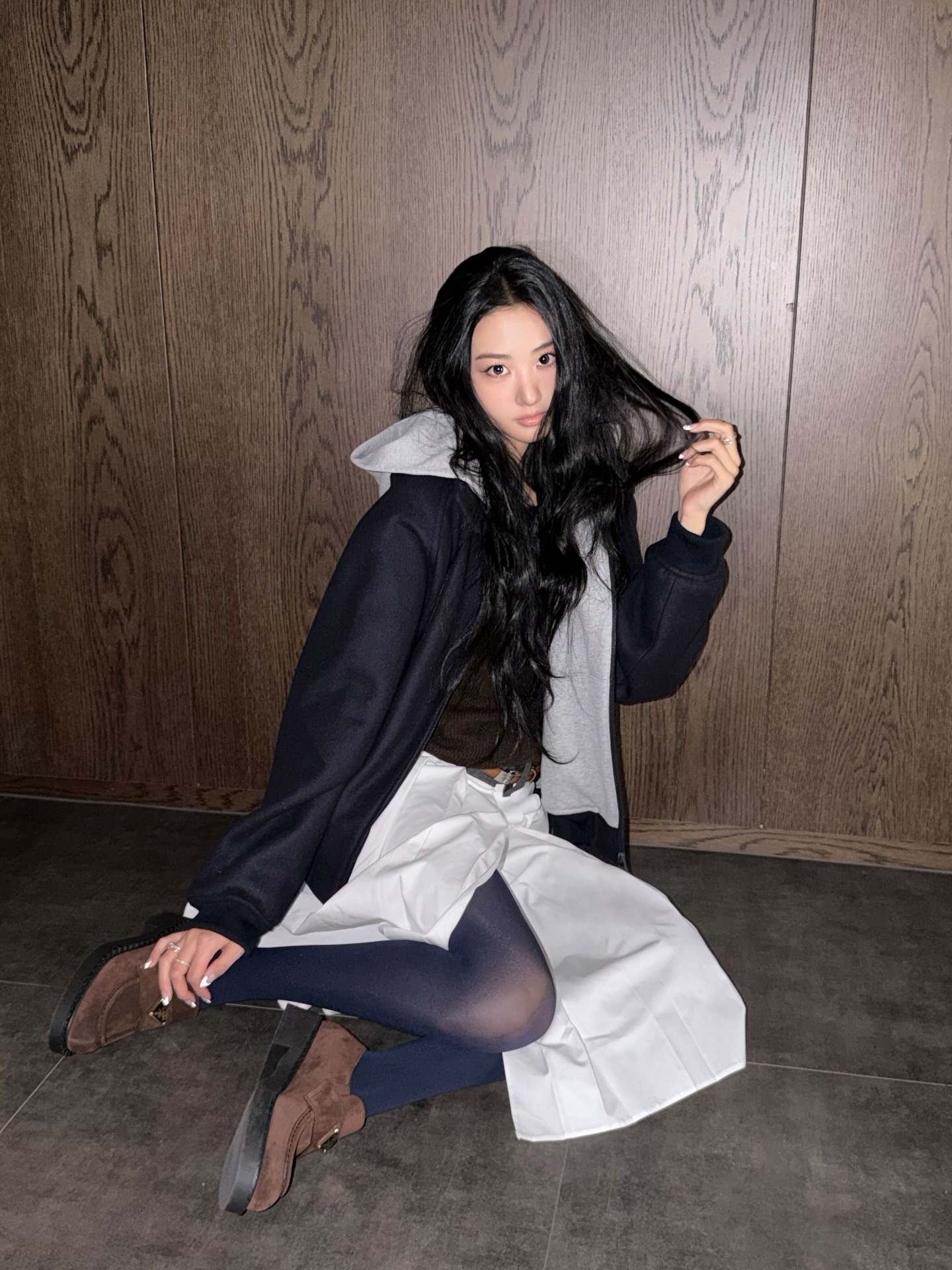 Gawon x Prada一组绒面皮革乐福鞋宣传图上线，深蓝、棕色、白色三色系穿