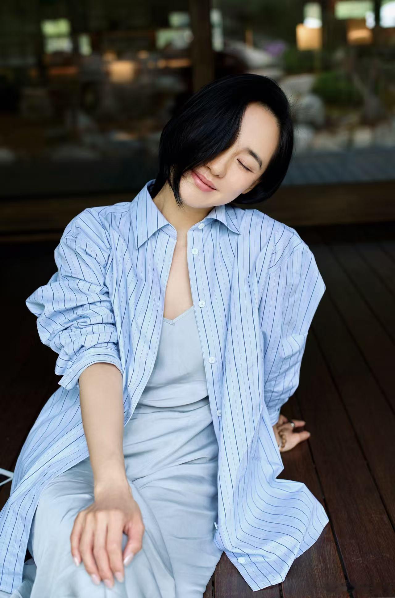 印象中的王智从来没有刻意的张扬，淡淡的松弛感包裹着内在力量 