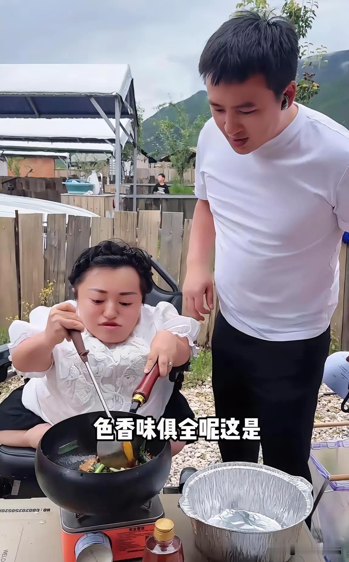 李喜梅亲自下厨这事儿太暖心啦！她第一次为家人做菜，爆炒猪肝……

她为大双和孩子