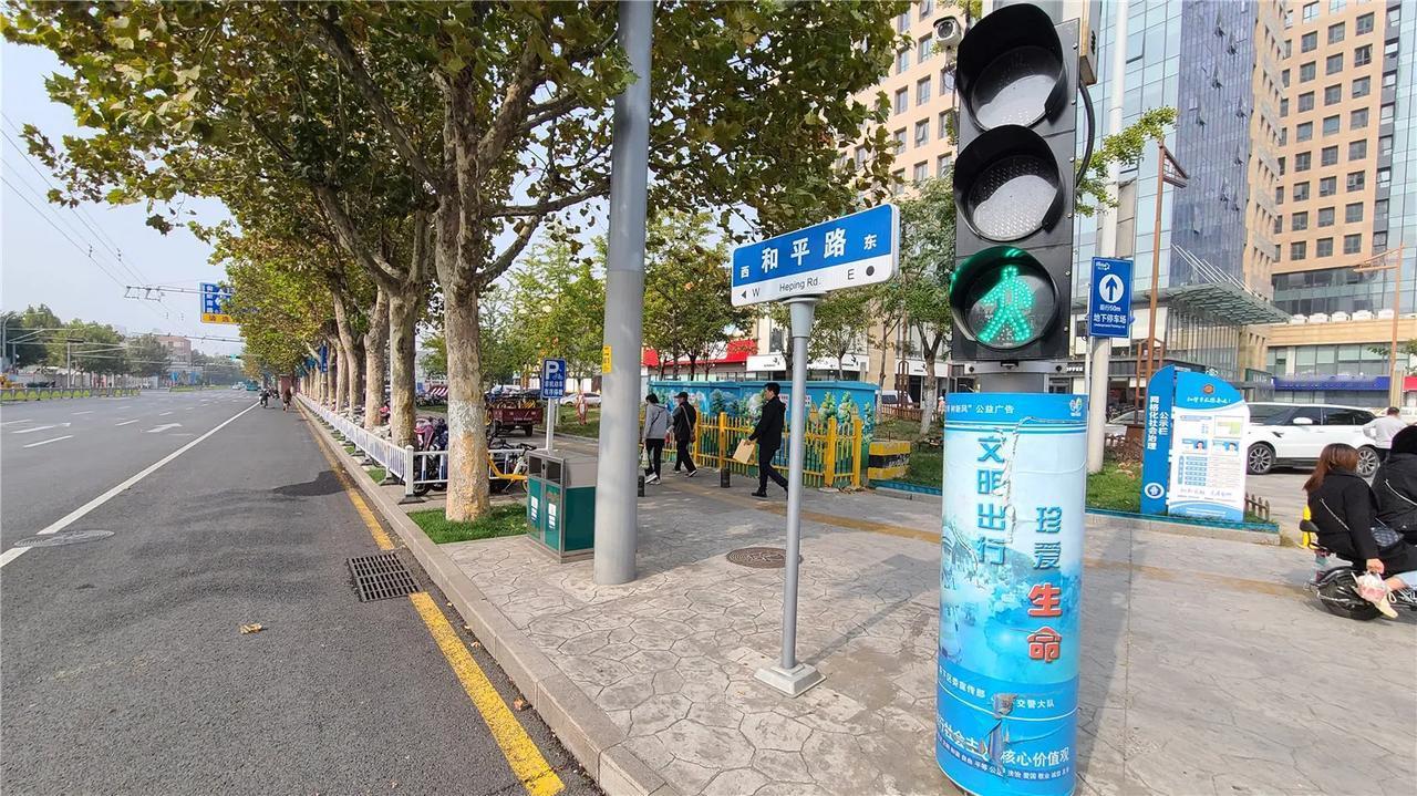  #乌鲁木齐# 乌鲁木齐曾经有条路叫左公路，是为了纪念左宗棠收复新疆而取名的。这