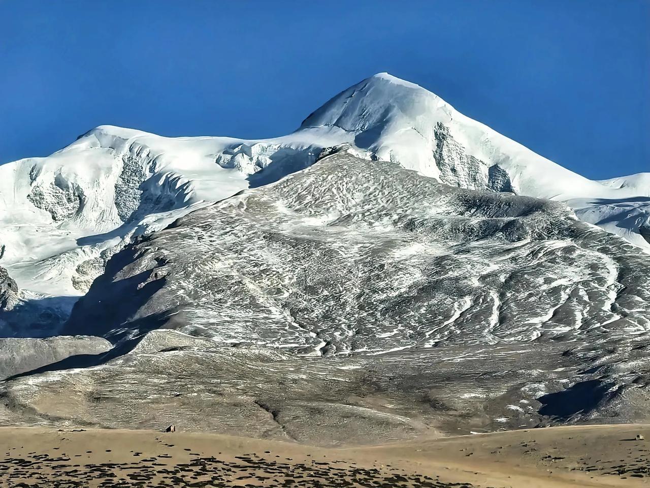 分享手机里最美风景照今天乘火车去拉萨，早上经当雄段遇见最美的念青唐古拉山脉雪峰，