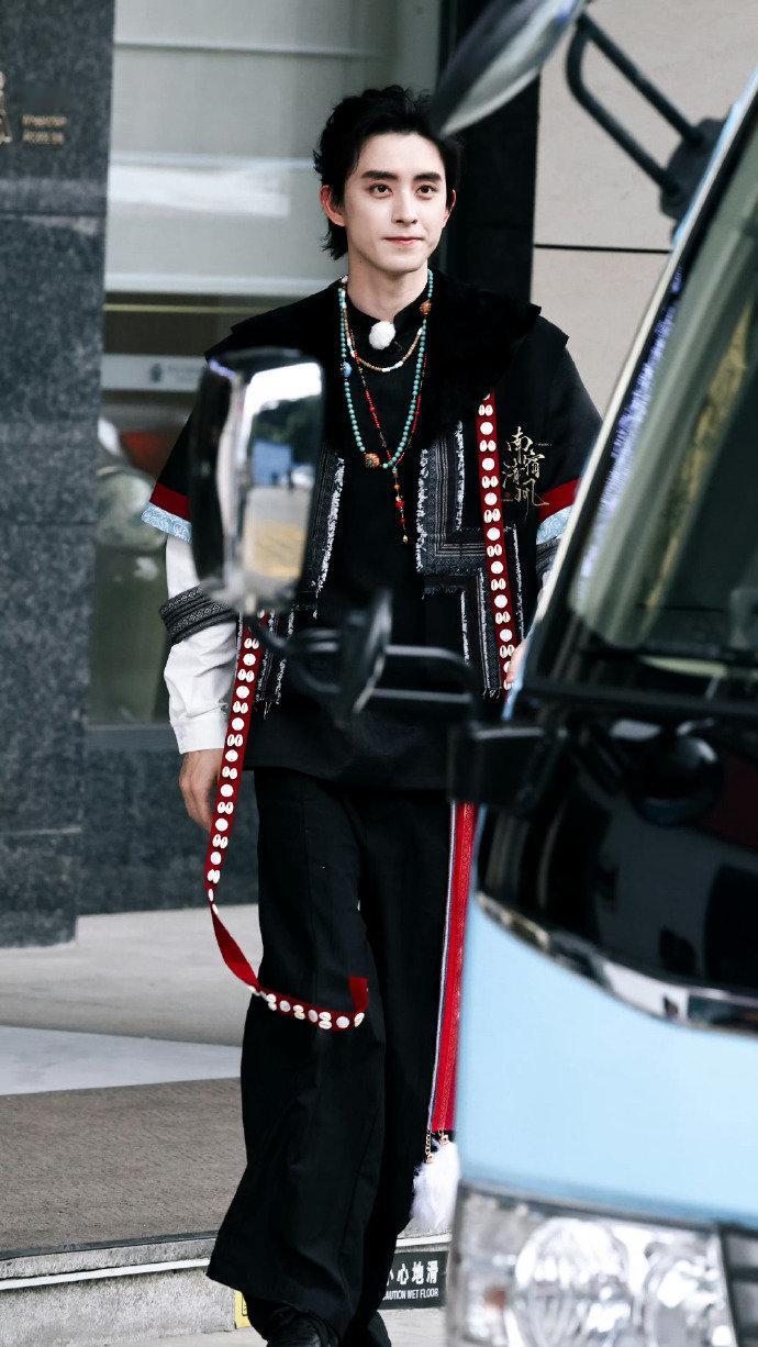 敖瑞鹏奔跑吧背头藏服造型敖瑞鹏奔跑吧藏服 敖瑞鹏奔跑吧背头藏服造型，录制顺利啊~