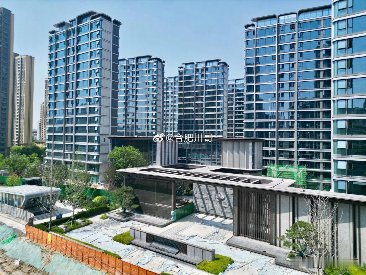 挑战合肥离地铁最近的新房项目～

东新四川邦泰悦九章项目最新进展，项目大门与地铁