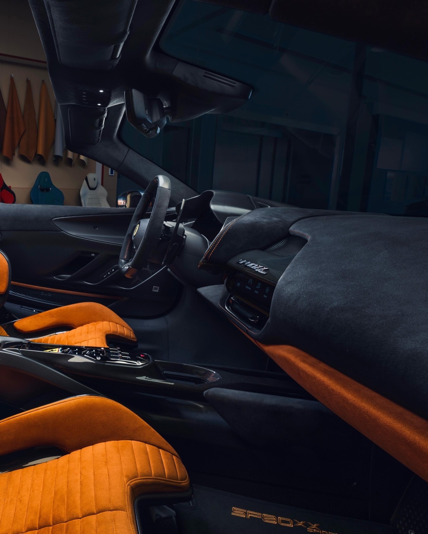 这款FerrariTailorMade 车型通过独特而富有表现力的配色，诠释了一