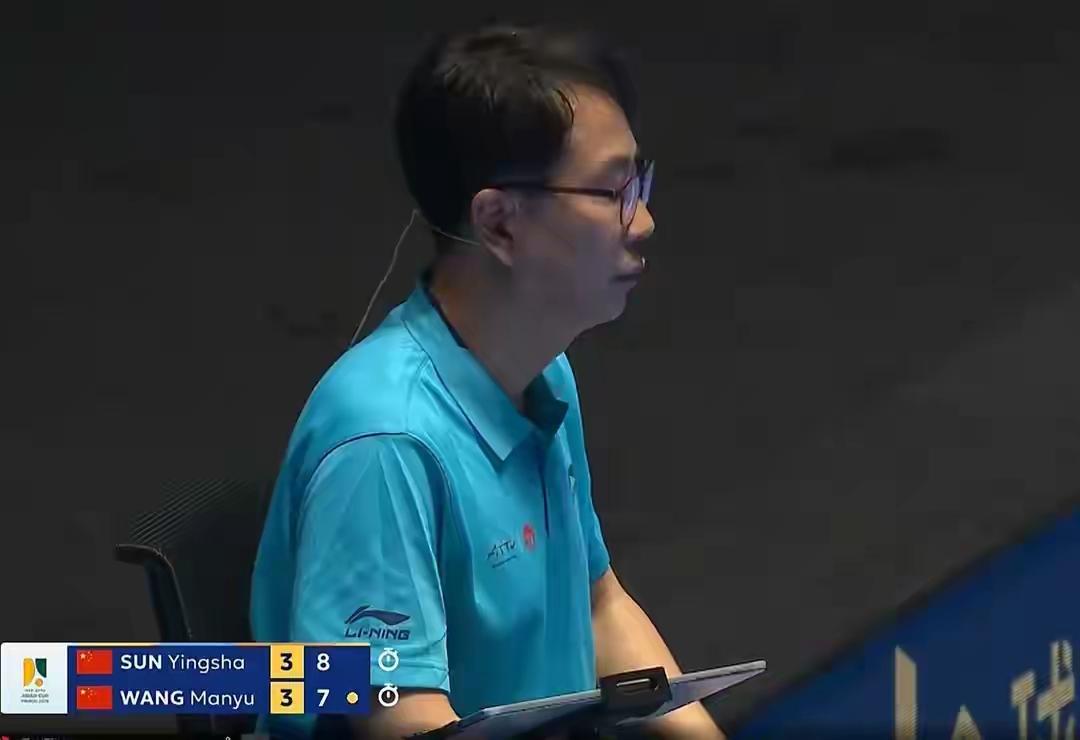 就是这个裁判。
莎莎8：7，一个球落地，把分判给曼昱的。莎莎惊讶抬头。
第七局，