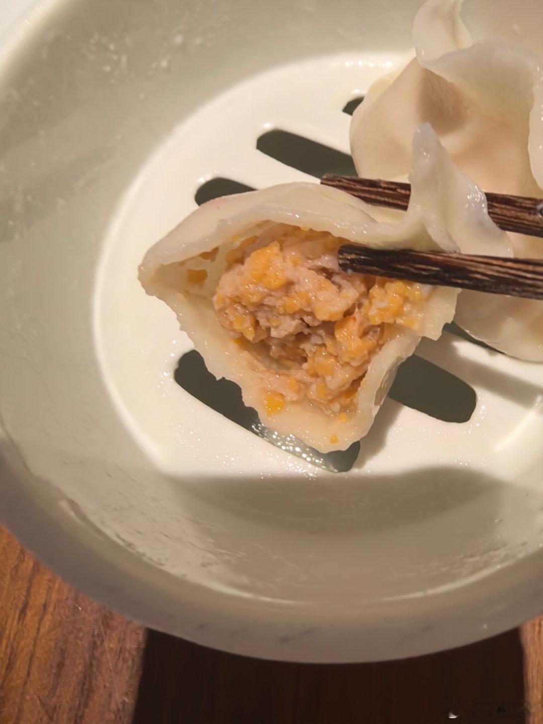 喜鼎的海胆饺子（图1），18块钱2个，常鲜楼的海胆饺子（图2），108块15个（