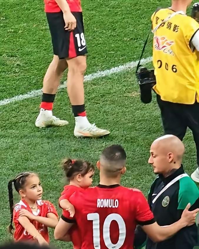 浙江队米特里策不仅仅是来成都看球那么简单！他的主要目的可能是到罗二娃这儿来取经的