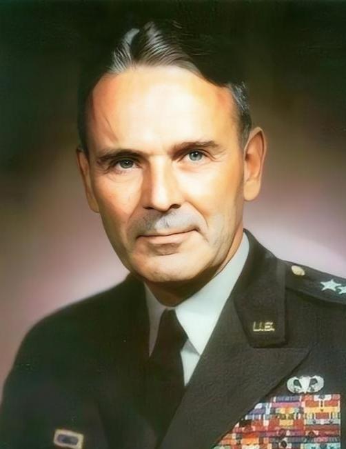 李奇微将军是彭德怀元帅的真正对手，是李奇微把联合国军从崩溃的边缘拉了回来。李奇微