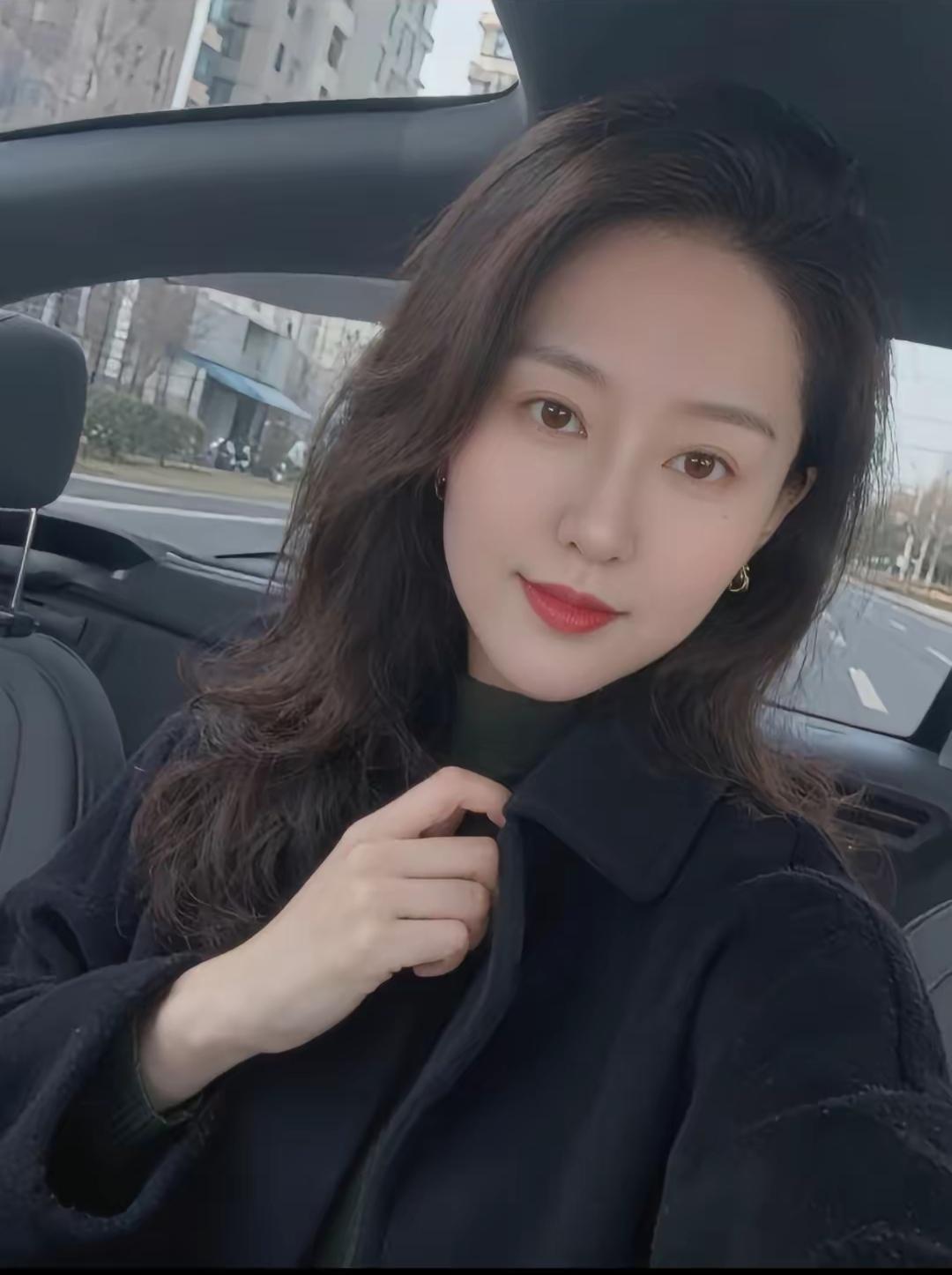 成熟稳重的美女你喜欢吗?非常喜欢成熟稳重，优雅知性气质的美女！