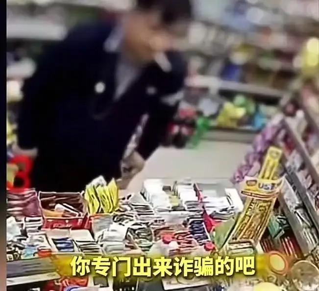 真是人才，这种发财的方法都能想出来！成都，小伙买烟后，突然掏出身份证对老板说：“