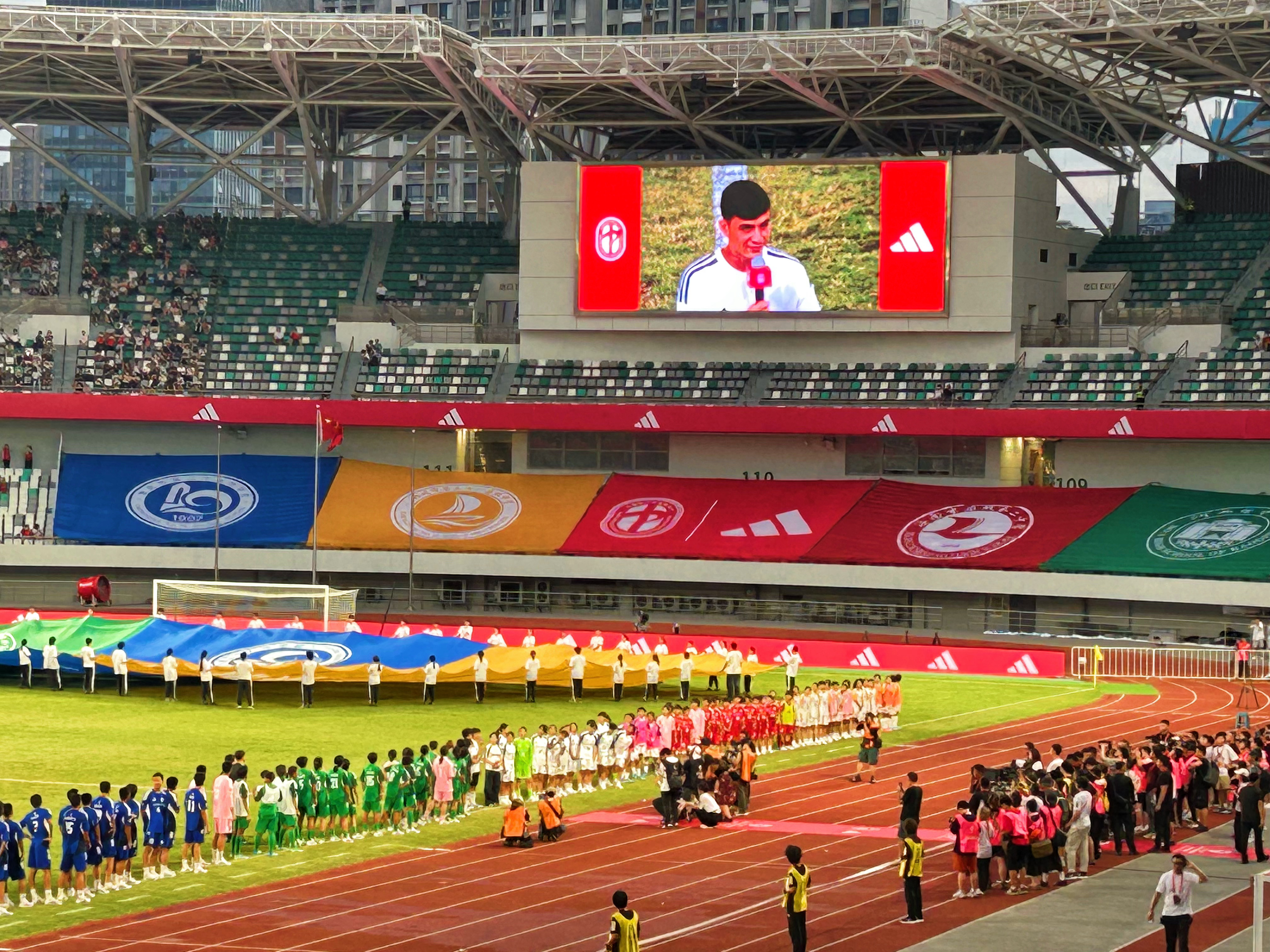 #差评在现场# 刚刚获得世界杯冠军的西班牙球星——佩德里，首次来到中国，就是参与