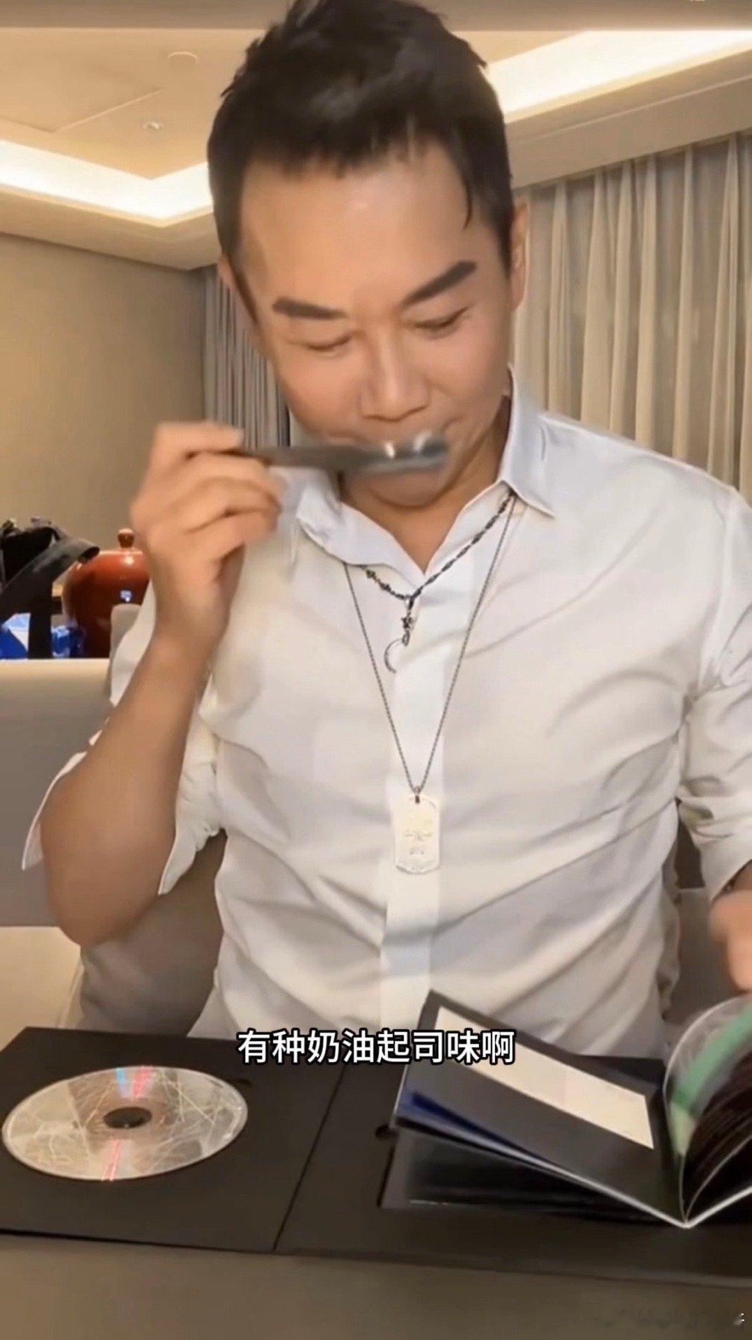 陶喆把刮刀当鞋拔子闻 从R&B天王到“鞋拔子品鉴师”，陶喆在直播中一本正经地描述