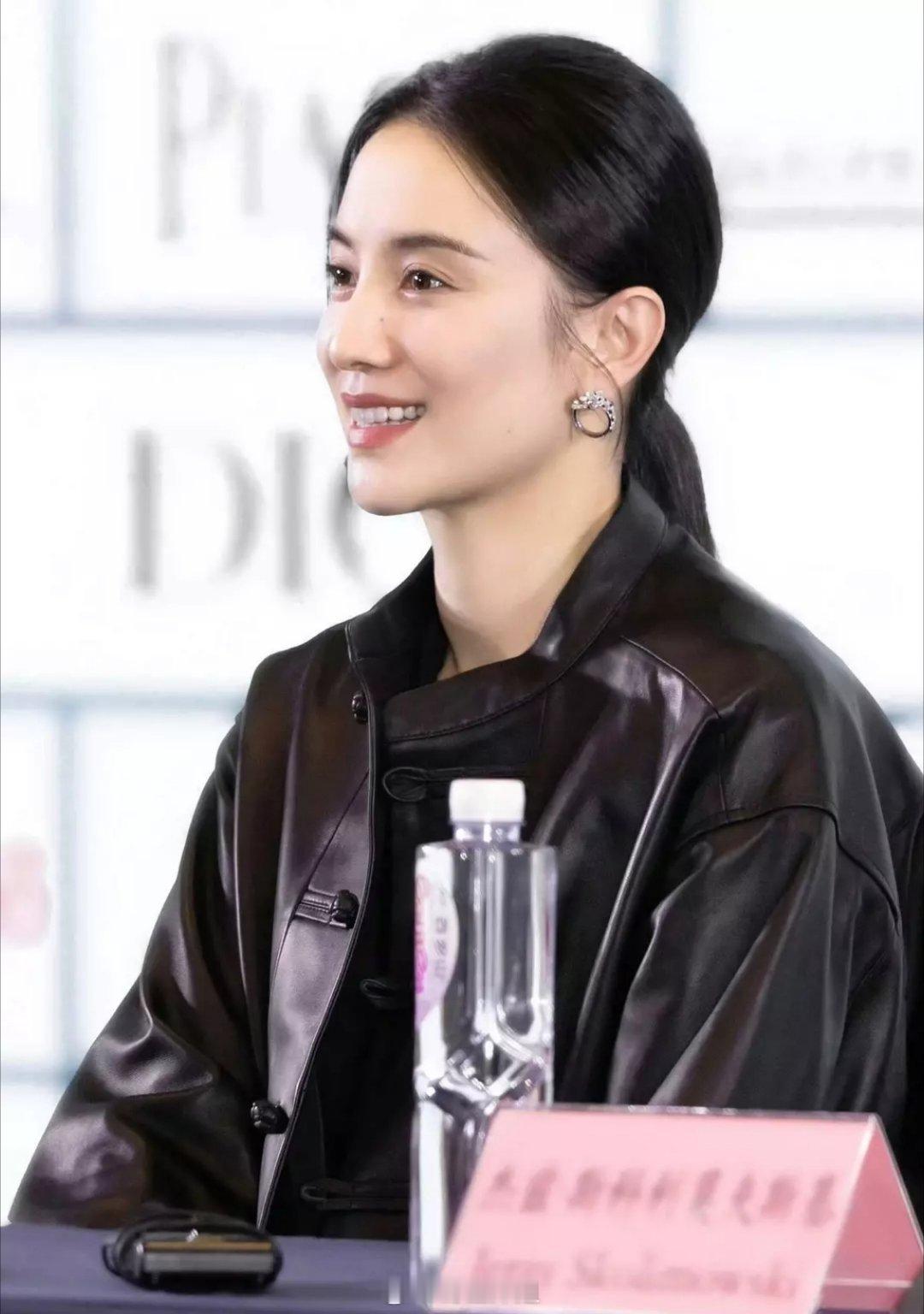 宋佳明年可能就当评委了吧宋佳获奖闫妮送了她一朵棉花 ​​​