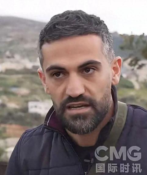 美媒记者正常采访竟被以军举枪围堵，现场画面看得人心里发紧，明明是正规媒体记者做实