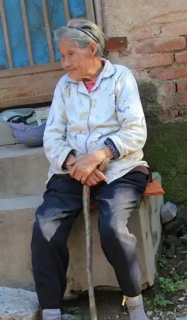 网友分享：我的邻居奶奶，昨晚去世了，85岁！她的三个女儿都远嫁了。老伴走后 ，她