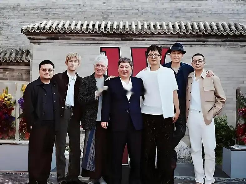 易烊千玺的确很得导演们喜爱，三次提名导演协会年度男演员荣誉，一次获奖2025年凭
