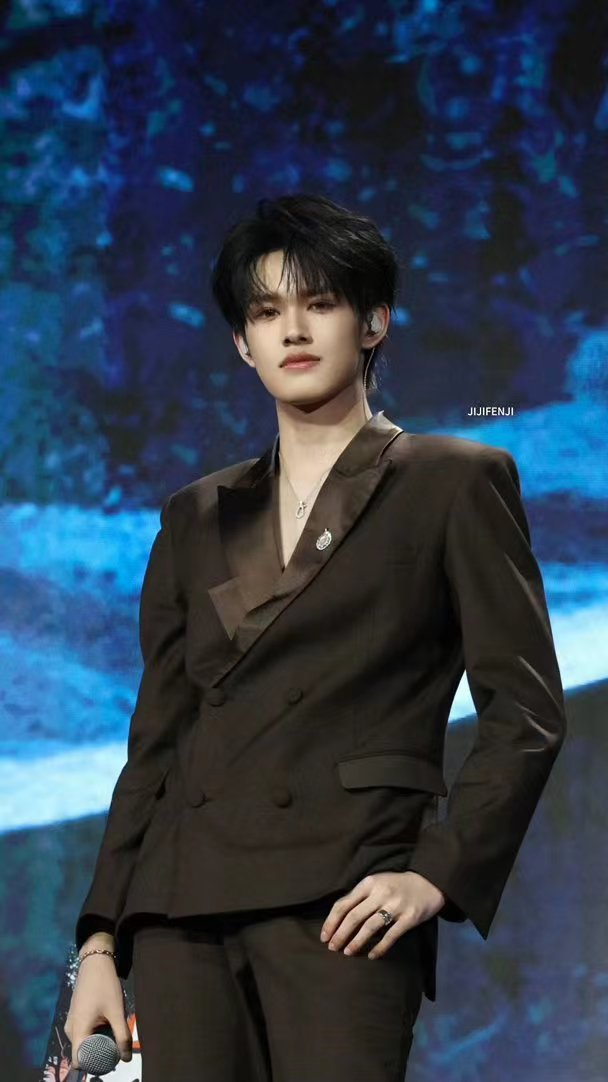 赵丽颖站姐发了张极感谢站姐的善意分享，赵丽颖低调敬业，张极努力上进，两大优秀者未