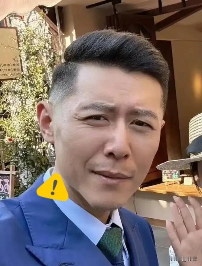 刷到作家大冰官宣恋情冲上热搜，兴冲冲跟老爸分享消息，他头也不抬随口反问，到底是哪