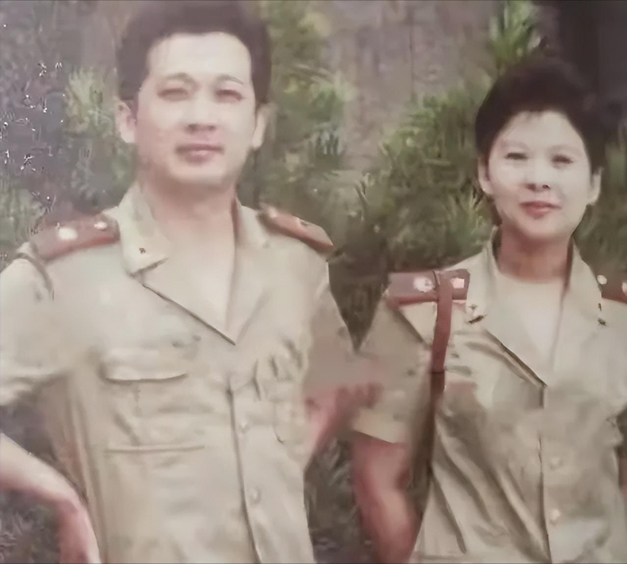 1980年，一男人将董文华约到一个无人的地方表白心意，可一向开朗的董文华却罕见地