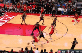 申京助格林拉杆上篮，太华丽了
北京时间1月2日，火箭与活塞的比赛进行至第3节7分